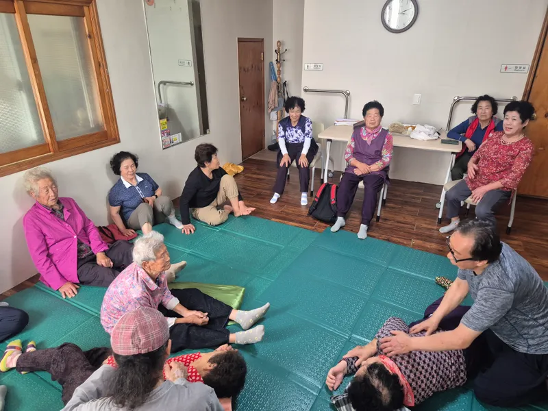 영오면 기초생활거점조성사업 추진위원회 경로당 이용 어르신 대상 배후마을 문화복지 프로그램으로 안마 서비스 등 실시 [영오면]