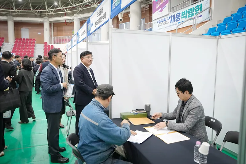 광주시 채용박람회에 구직자 650여 명 방문…현장 채용 17명
