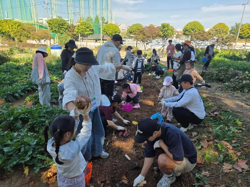 수원특례시 탑동시민농장 ‘텃밭투어 프로그램’ 참여한 시민들, “좋아요!”