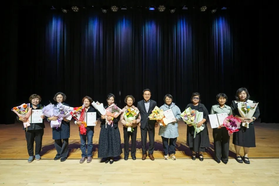 남원시는 10월 27일 오후 4시 춘향문화예술회관에서 남원시 재가 장기 요양 기관 종사자 900여 명이 참석한 가운데 ‘제4회 남원시 재가 장기 요양 기관 종사자의 날 기념 행사’를 개최했다고 밝혔다