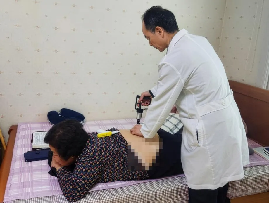 ‘문턱 높은 병원 대신 안방으로’ 태안군, 거동 불편 어르신 가구에 찾아가는 한의 방문진료 본격 가동