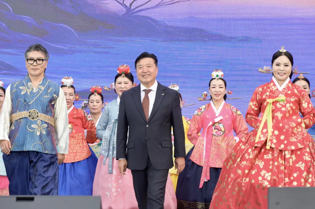 예산군 행복채움모델단, 삼국축제서 ‘가을마중’ 한복 패션쇼 선보여