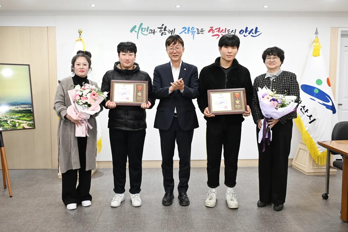 안산시, 위기 처한 어르신 도운 학생 2명에 모범시민 표창