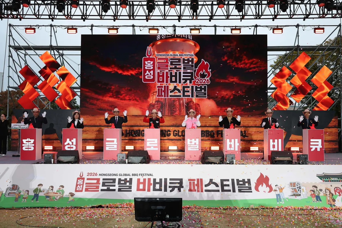 쌀쌀한 가을비 속 달아오른 홍주성… 홍성 바비큐페스티벌 첫날부터 활기