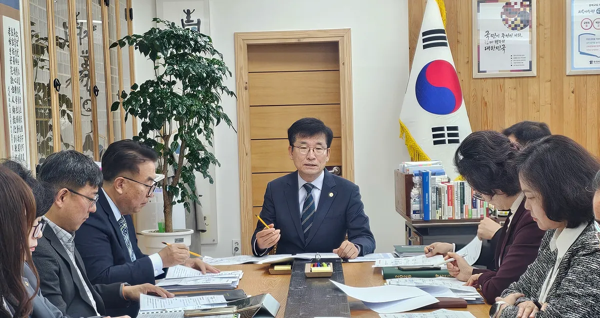 윤건영 충청북도교육감은 30일(금) 오전 기획회의에서 지난 29일(목) 시행된 개정 초·중등교육법 및 같은 법 시행령과 관련해 학교장의 책임