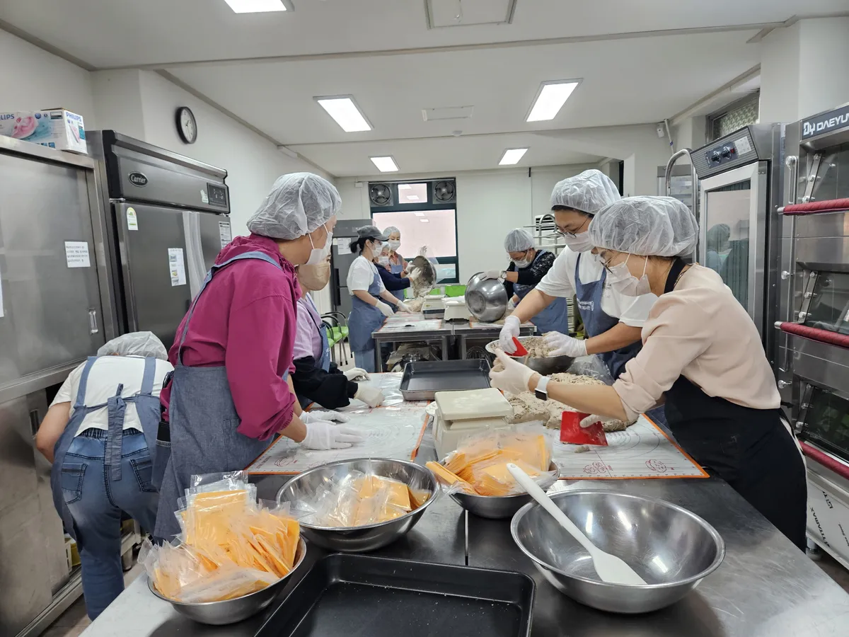 예산군자원봉사센터, 사랑 담은 빵 1만여 개로 어르신과 온기 나눠