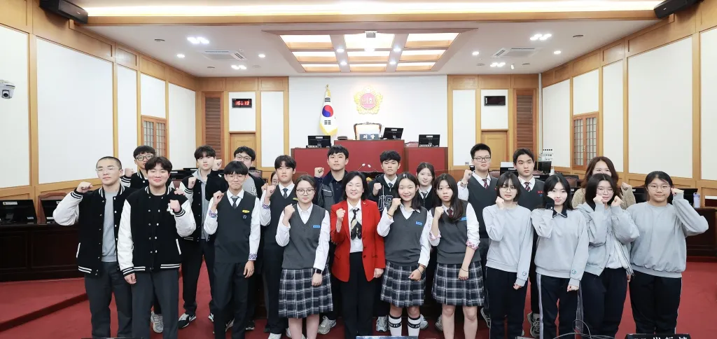 대구시의회, 청소년 기자단 대상 의회 견학프로그램 진행 대구광역시의회는 10월 30일(금), 꿈청진기 청소년 기자단 학생 23명을 대상으로 의회 견학 프로그램을 진행했다