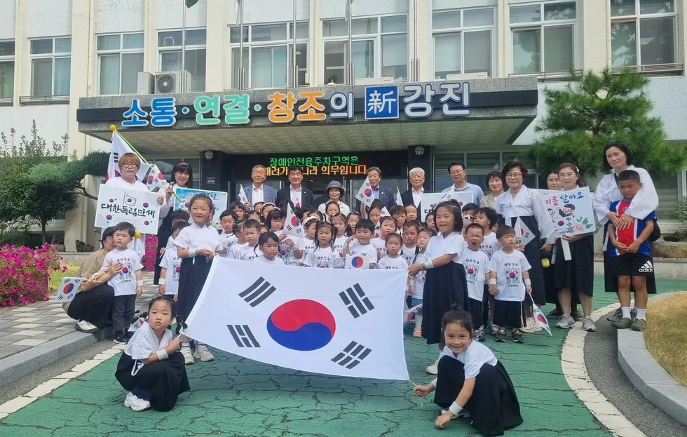 강진군, 세대 공감하는 8·15광복절…어린이와 함께 나라사랑 행진
