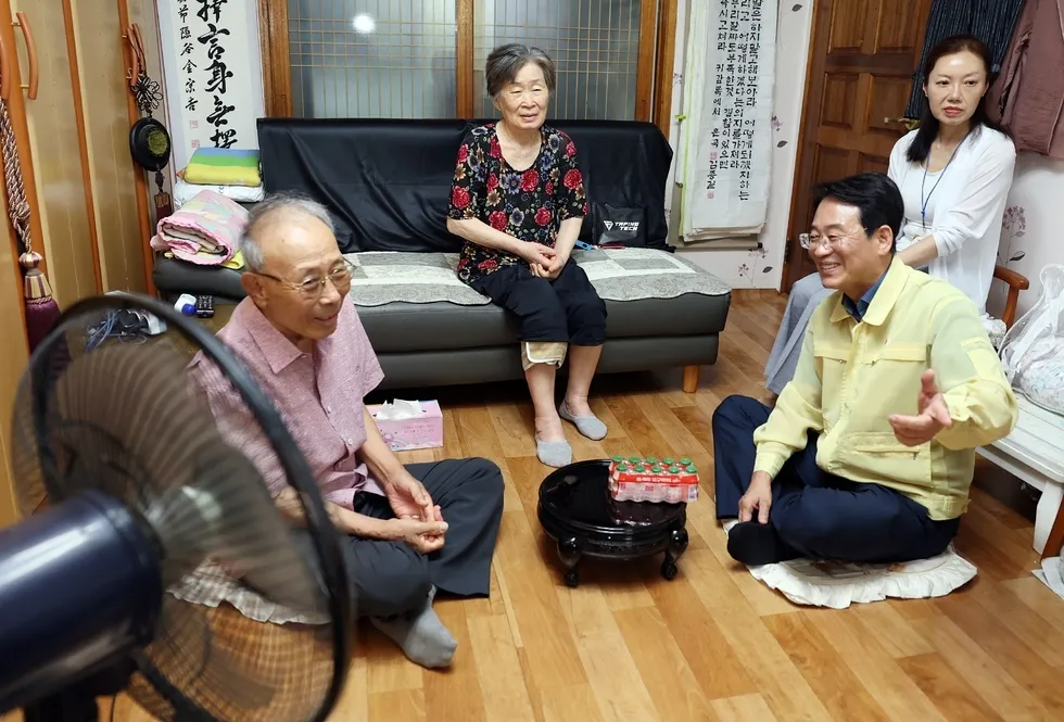 강진원 군수, 폭염 속 어르신 안전 ‘현장 지키미’… 빈틈없는 대응 당부 - 복지 | 코리아NEWS