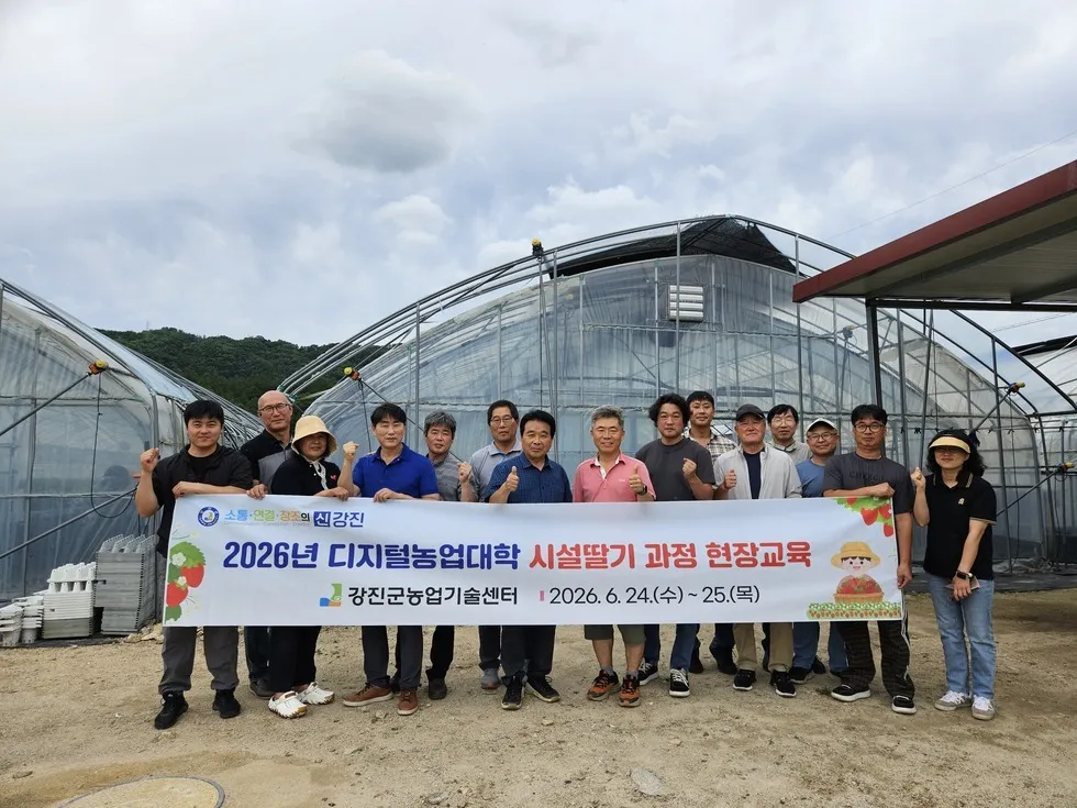 선진 농법 배우고 경쟁력 입히는 강진 딸기농가