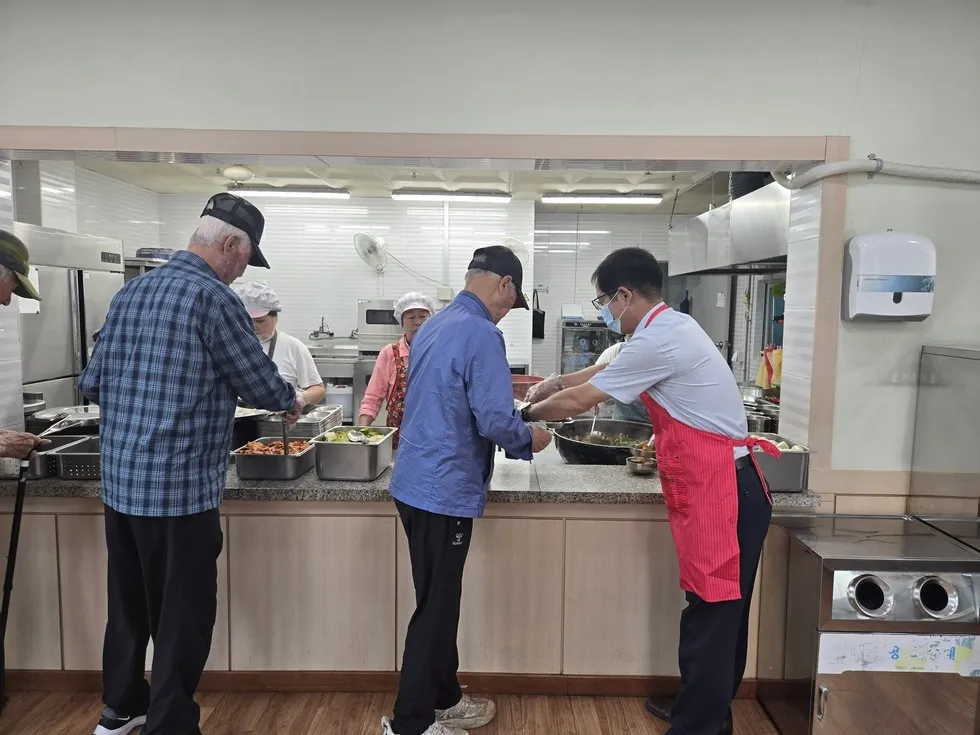취임식 대신 배식봉사…윤영문 신임 강진읍장의 첫 출발