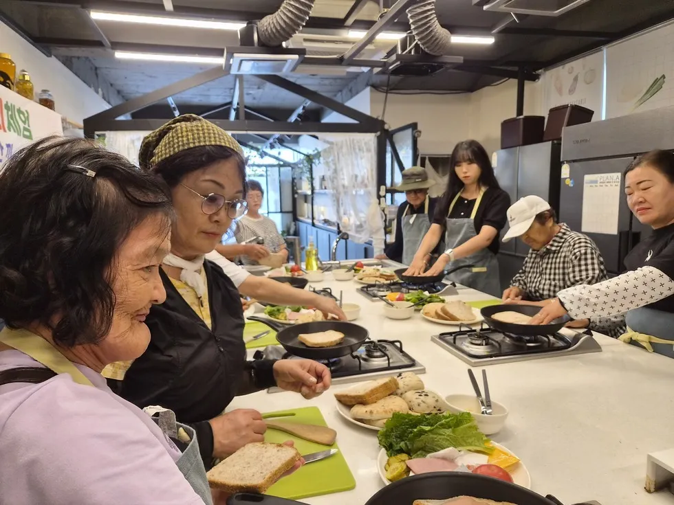 강진군도서관, 청각장애인과 요리로 소통하는 '행복한 한 끼' 운영 - 복지 | 코리아NEWS