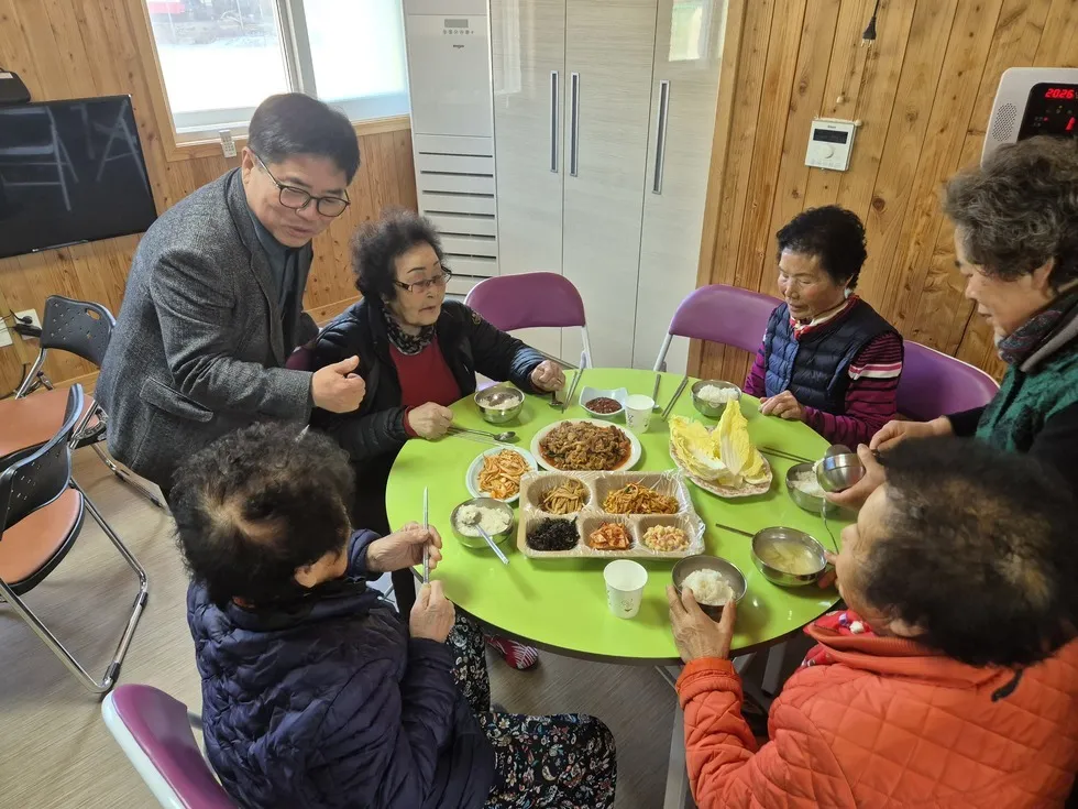 경로당에 웃음꽃이 피어난 ‘고기밥상데이’의 현장 - 복지 | 코리아NEWS