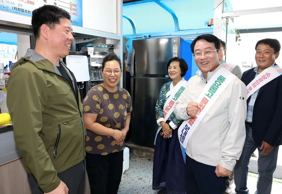 강진군수 추석 앞두고 중앙로·도깨비시장 상가 순회 격려