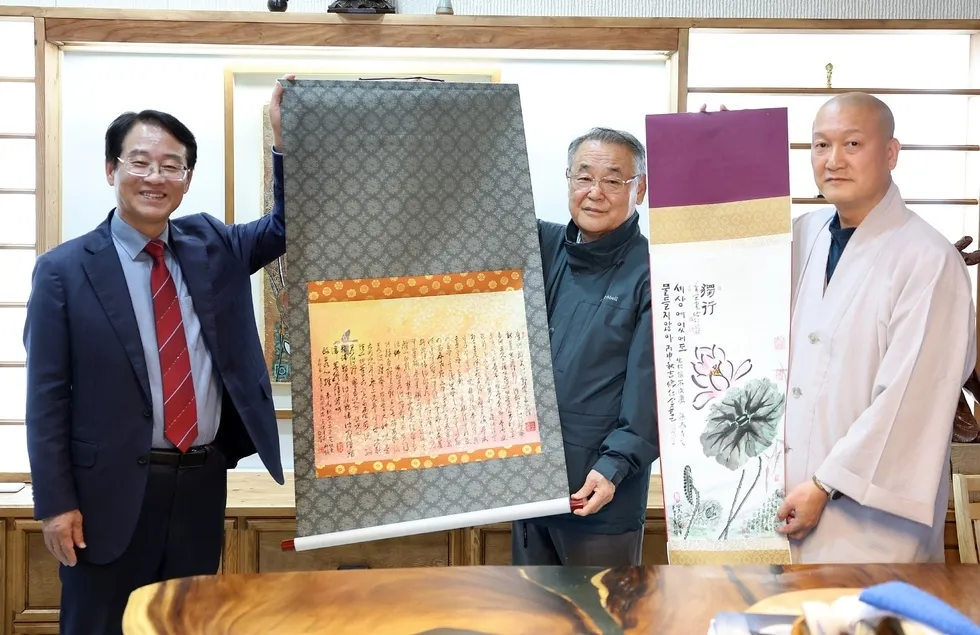 강진 출신 손용근 전 법원장, 무위사에 한·일 서예작품 기증