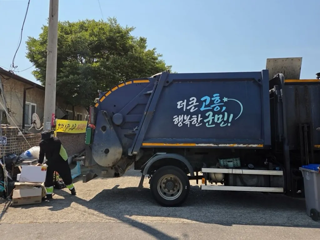 무더위 속에도 흘린 구슬땀… 고흥군, 생활폐기물 수거 총력