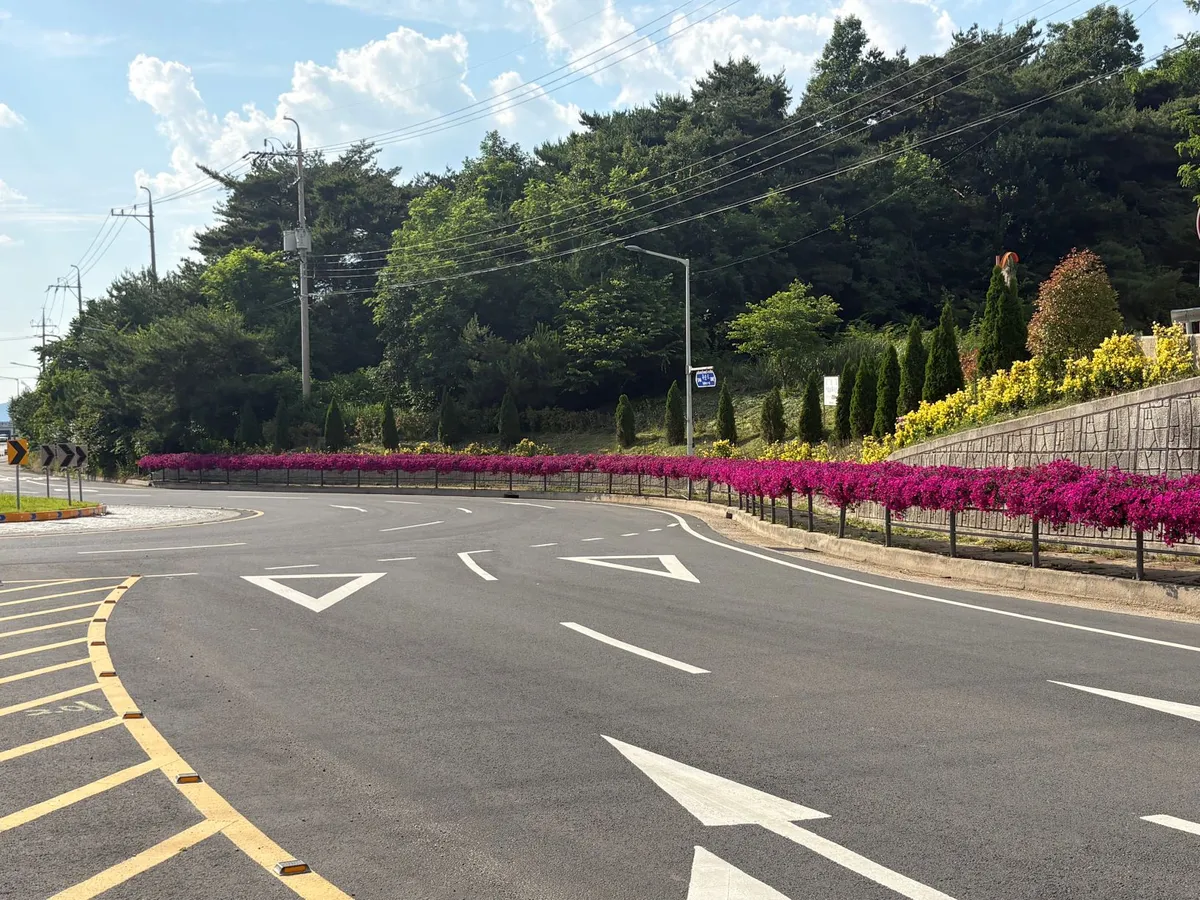 곡성IC 진입부에 ‘꽃화분’ 설치…불법 현수막 차단 및 미관 개선