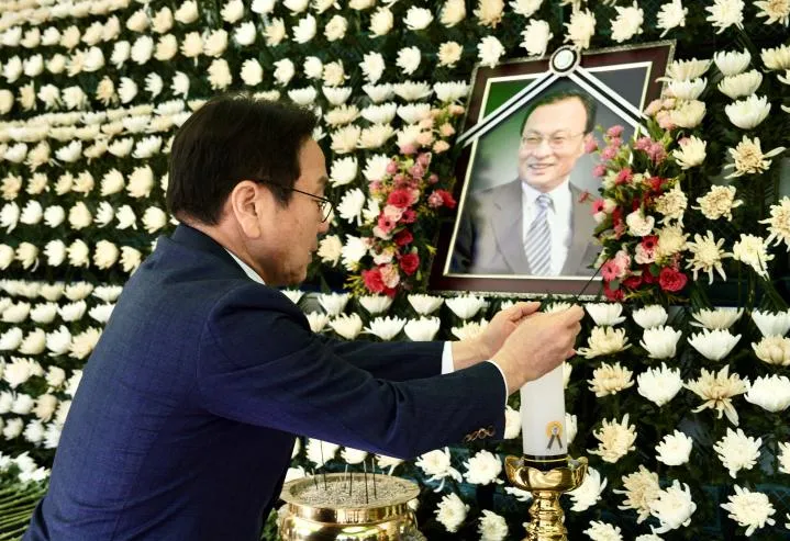 강기정 광주시장, 이해찬 전 총리 광주 분향소 찾아 깊은 애도