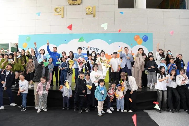 고광완 광주 행정부시장, 제104회 어린이날 행사서 아이들과 비행기 날려