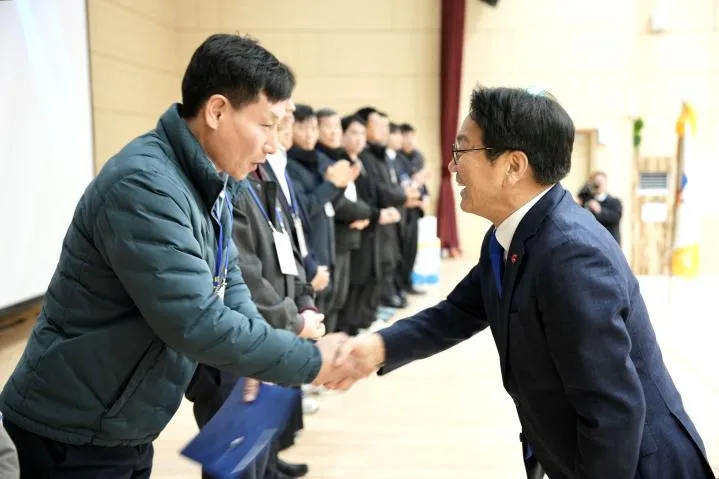 강기정 광주시장, 한국노총 모범근로자 격려 및 표창