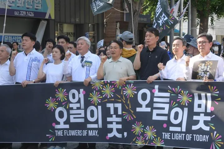 강기정 시장·시민 1만명 ‘민주평화대행진’…5·18 46주년 연대 - 교육 | 코리아NEWS