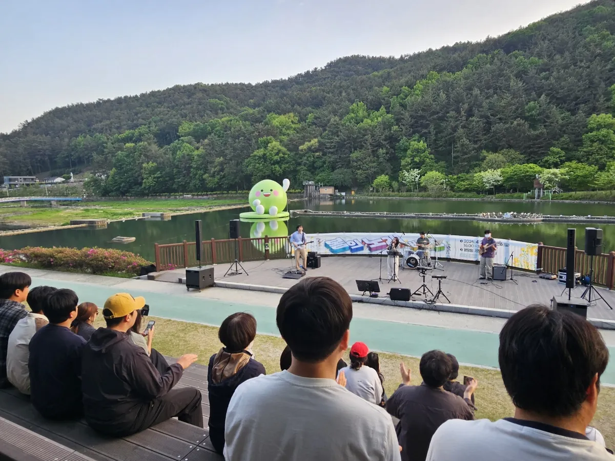 봄바람 타고 울리는 선율, 광양 수변무대서 ‘봄의 노래’ 열려