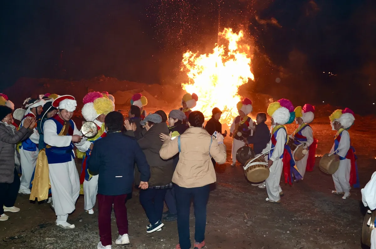 광양시 옥룡면, 정월대보름 맞아 화려한 불꽃과 함께 달집태우기 성황리 마침