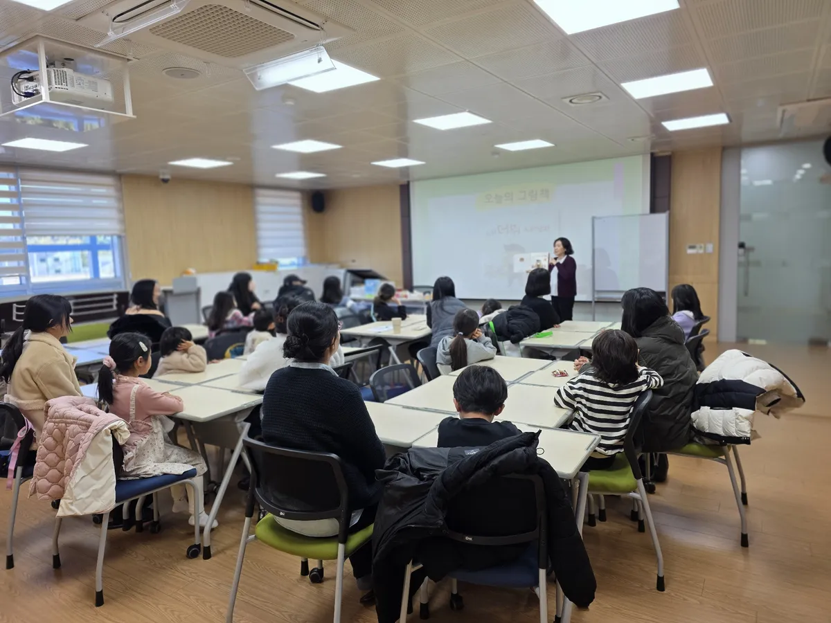 광양희망도서관, 대보름 맞이 전통놀이 체험으로 가족들 행동 하나