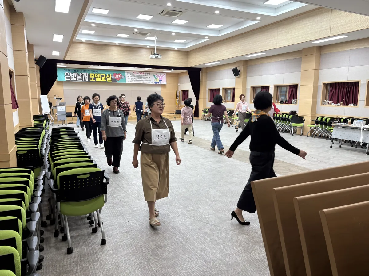 해남 어르신, 바른 자세 배워 ‘젊은 기발’…은빛날개 워킹교실 인기