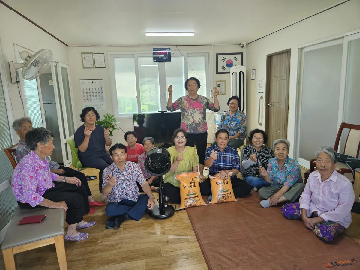 함평군 신광면, 폭염 대비 경로당에 선풍기·쌀 기부…어르신 안전 점검 - 복지 | 코리아NEWS