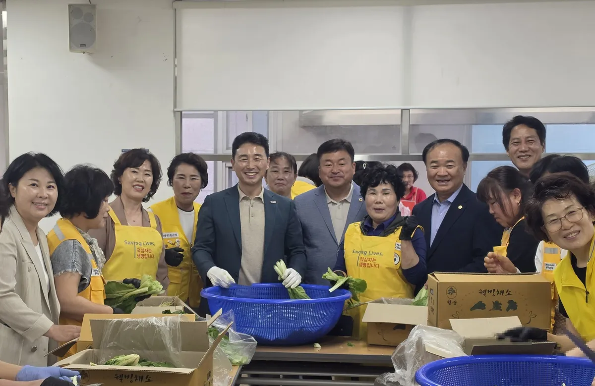 함평 적십자, 무더위 속 이웃사랑 실천… ‘사랑의 열무김치’ 70통 전달