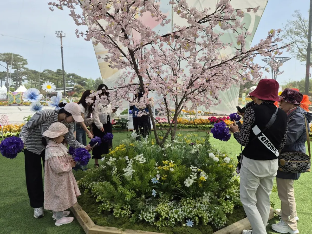 함평나비대축제, ‘나비 먹이주기’ 체험으로 가족들 추억 선사