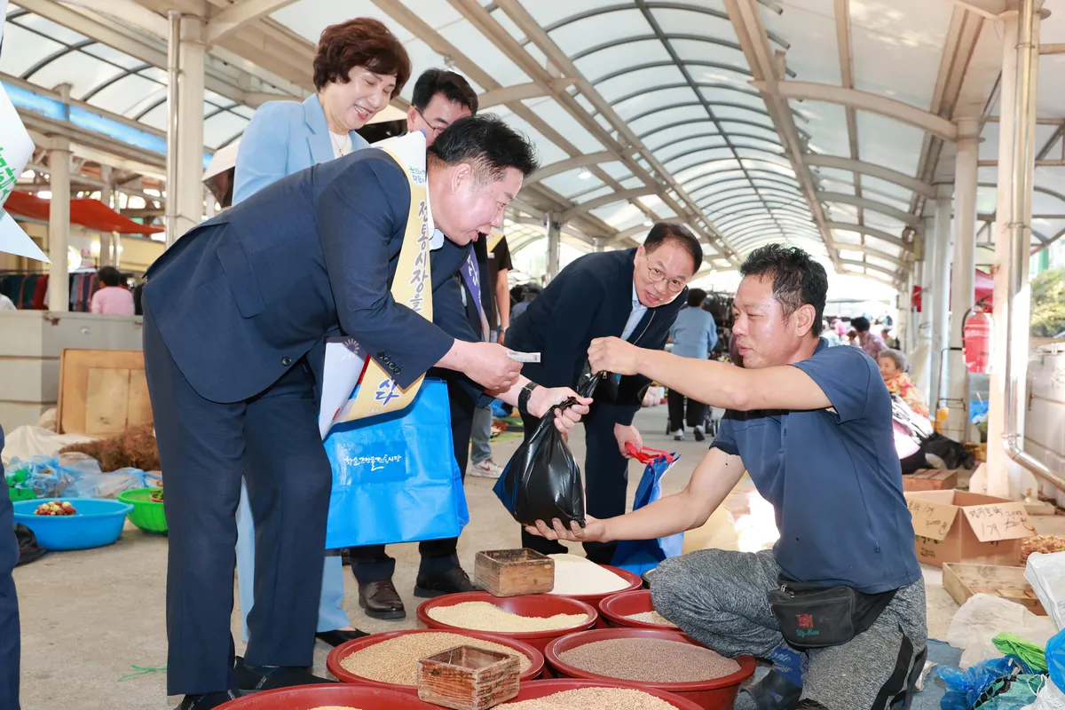 화순군, 추석 앞두고 전통시장 장보기 행사로 지역경제 활성화