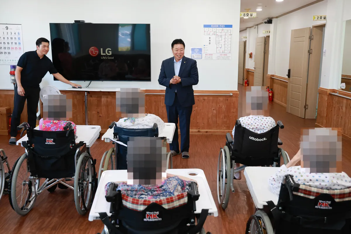 화순군, 추석 맞아 사회복지시설 3곳 방문…입소자 위문품 전달