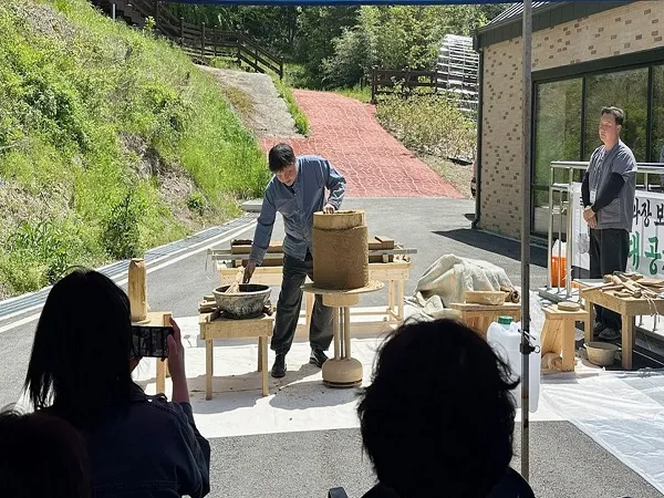 국가무형유산 ‘제와장’ 김창대 장인과 함께하는 전통 기와 체험