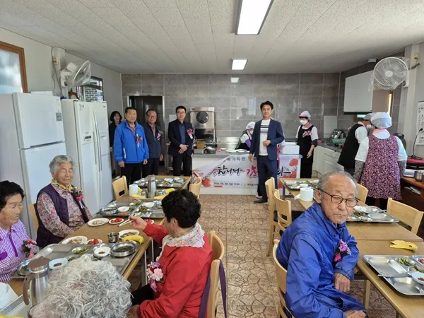 장흥군 대덕읍, 어버이날 맞아 어르신들에 ‘사랑의 카네이션’ 전달