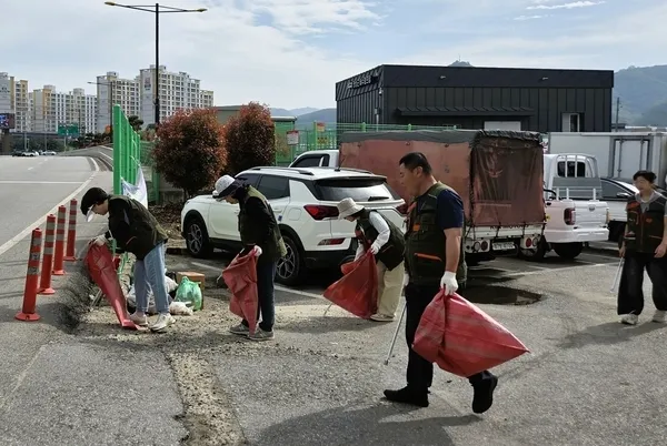 주민·청년·공직자 합심… 장성군 황룡면 환경정화 활동 ‘쾌적’