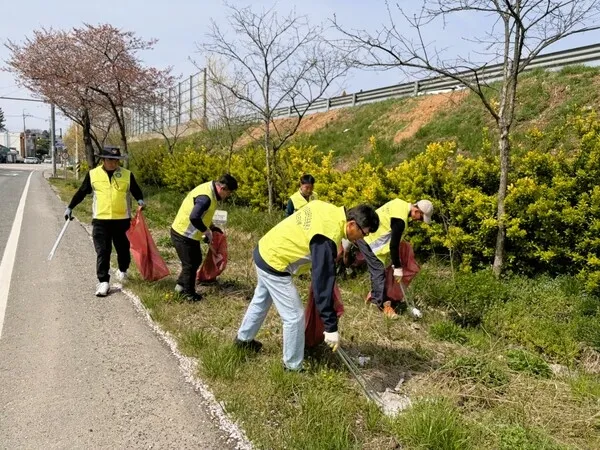 장성군 남면, 봄맞이 환경정화활동…주민들과 깨끗한 마을 만들기 ‘앞장’