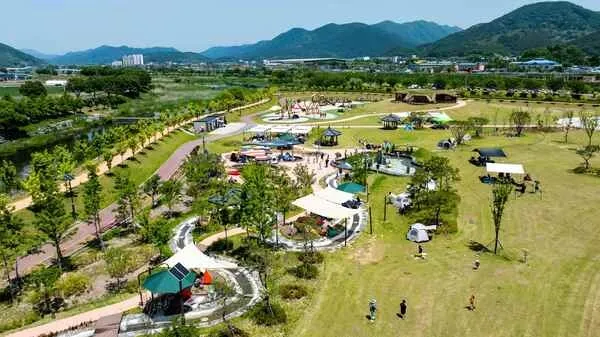 텐트 치고 맨발에 호빗집까지…장성 ‘황미르랜드’ 인기 - 문화 | 코리아NEWS