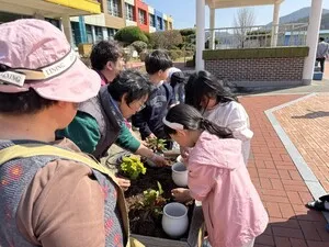 점암초, 식목일 맞아 교사·학생 ‘함께’ 봄꽃 심기