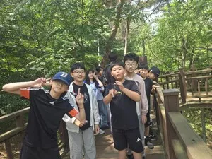 옥과초 5학년, 삼인동 숲속에서 나침반으로 배우는 생존·탐험 활동