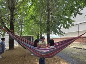 600년 느티나무 그늘 아래, 자연과 예술이 어우러진 한재초의 학교숲