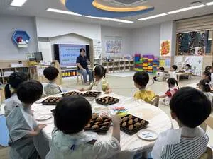 무안사랑유치원, 마들렌 요리로 '배려' 배워요