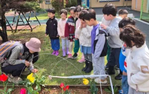 자연 속에서 뛰노는 아이들, 숲과 텃밭이 교실이 되다