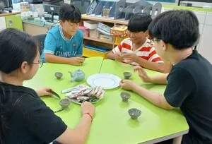 학생이 빚은 찻잔에 녹차를 담아 마시는 칠량초의 특별한 시간