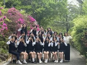 철쭉 꽃길 따라 피어난 미소, 순천청암고 졸업 앨범 촬영