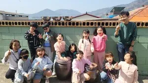 진도서초, ‘전통 장 담그기’ 체험으로 우리 식문화의 가치를 되새기다 - 교육 | 코리아NEWS