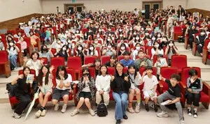 350여 명 교육공동체, 섬진아트홀서 빠진 ‘5월 북콘서트’ - 교육 | 코리아NEWS