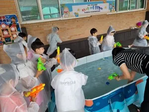 영강초 유·초 이음 물총놀이, 시원한 여름나기와 우정의 물꼬 트다