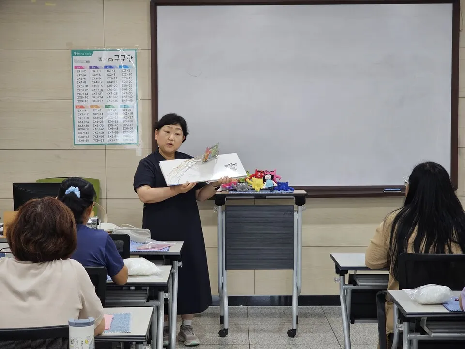 장성도서관, 그림책 캐릭터 인형만들기로 독서의 달 맞이